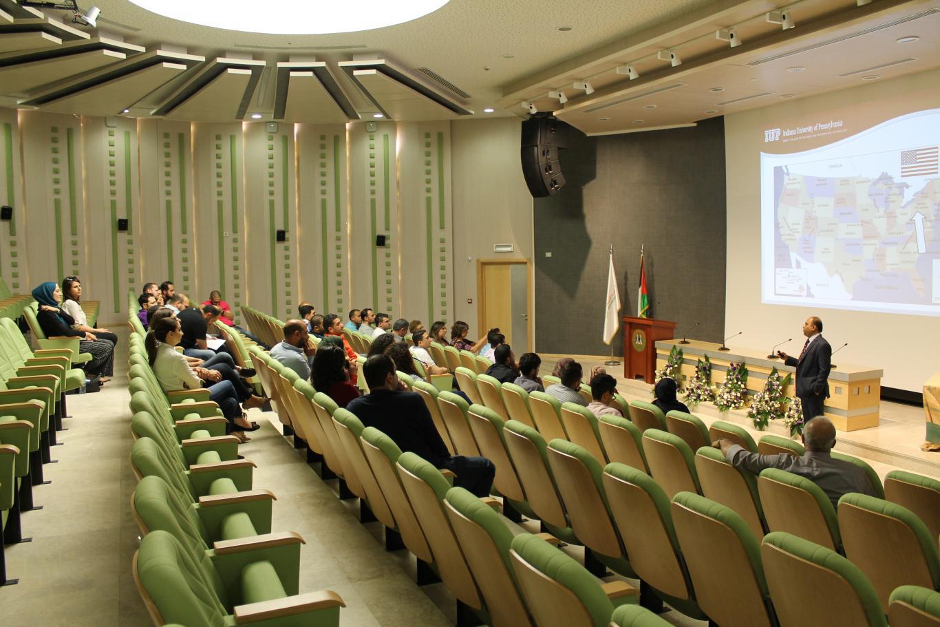 مساعدة عميد كلية العلوم الإدارية والمالية في جامعة انديانا تلتقي مع الطلبة الجدد في برنامج إدارة الاعمال