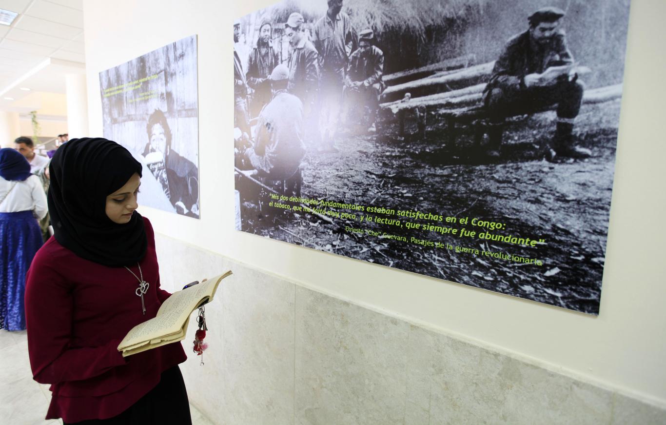 University students participating in the “Guevara Reader without Boarders” exhibition 