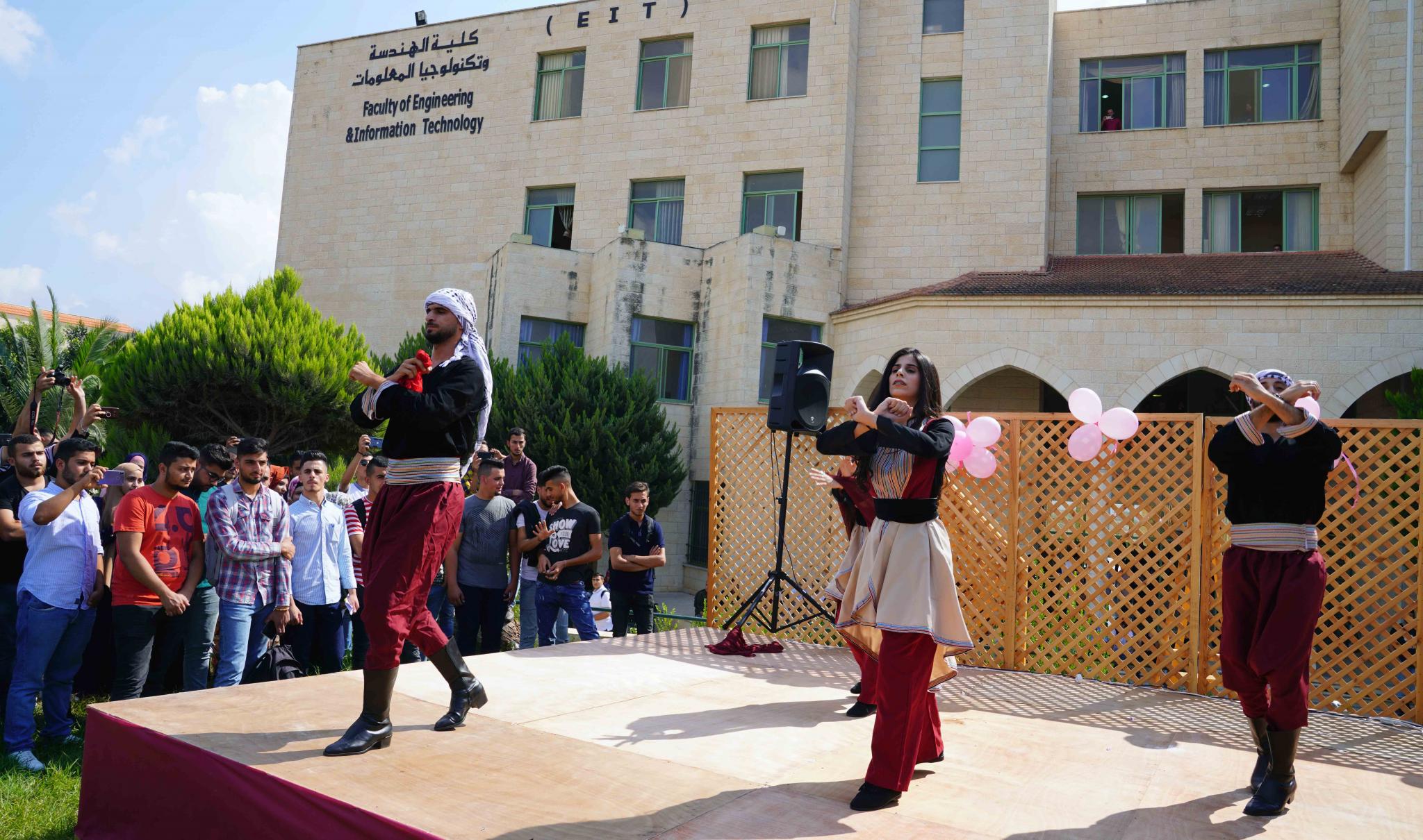 عمادة شؤون الطلبة في الجامعة تنظم نشاطا فنيا وثقافيا