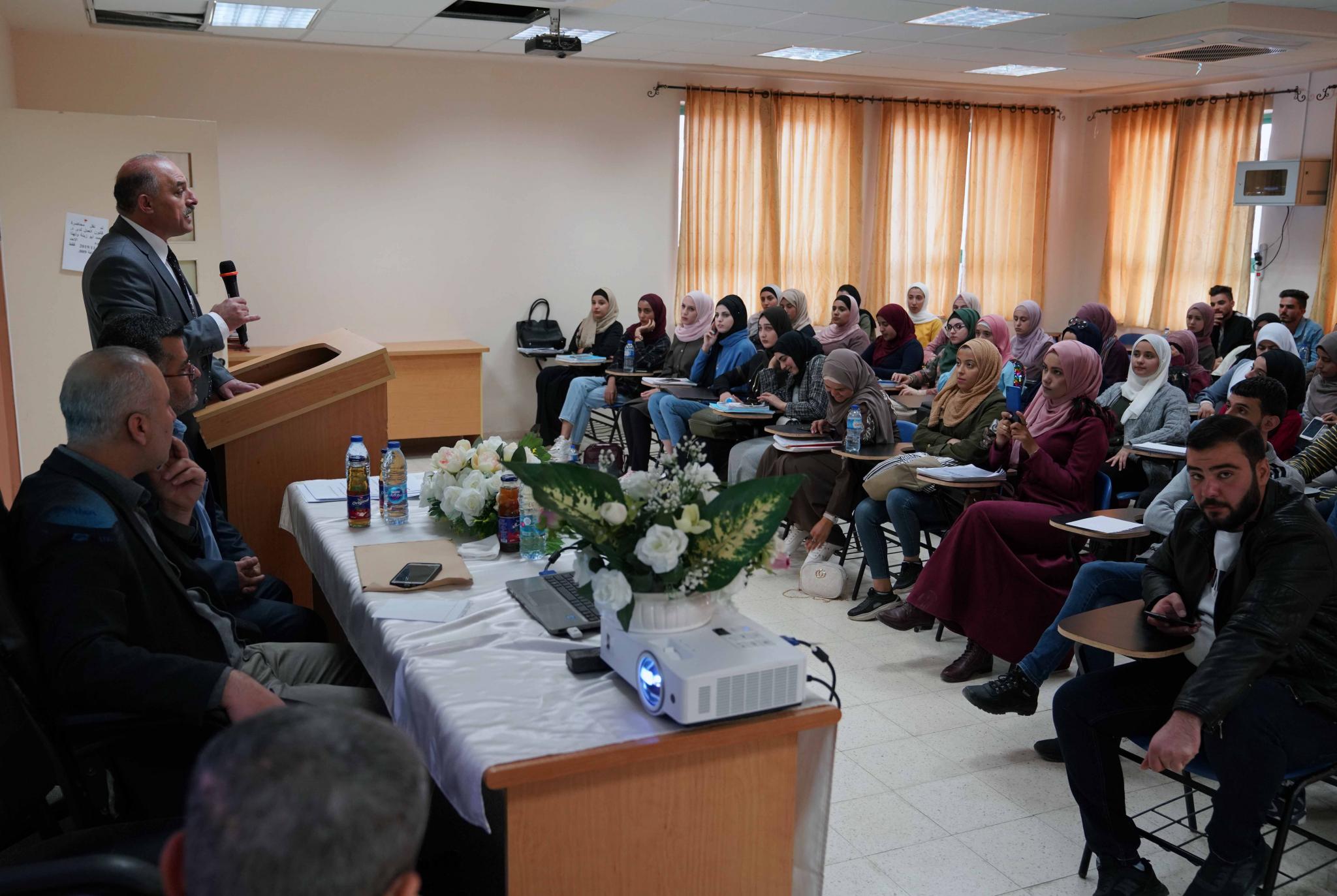 الجامعة تنظم محاضرة لطلبتها حول التحديات التي تواجه الأموال الوقفية في فلسطين