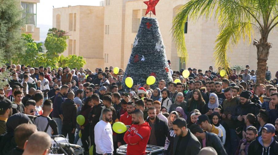 جانب من حفل إضاءة شجرة الميلاد في الجامعة