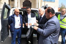 Handing the donation to the emergency committee in Jenin 