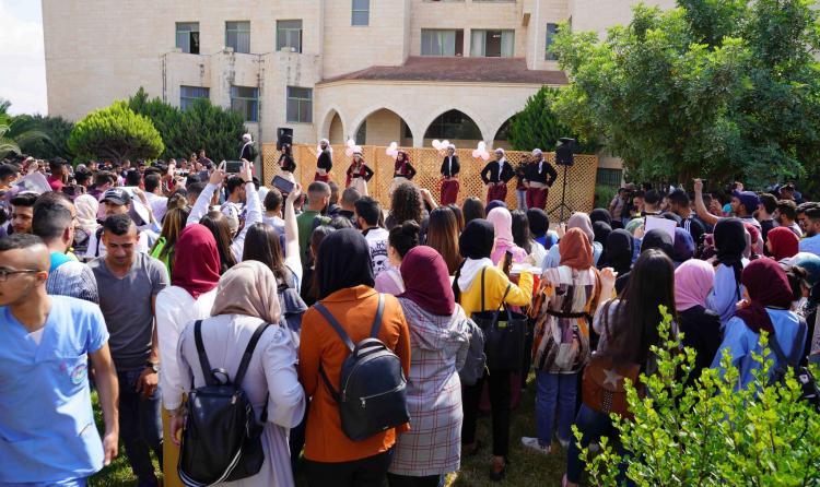 The Deanship of Student Affairs Organizes an Artistic and Cultural Event