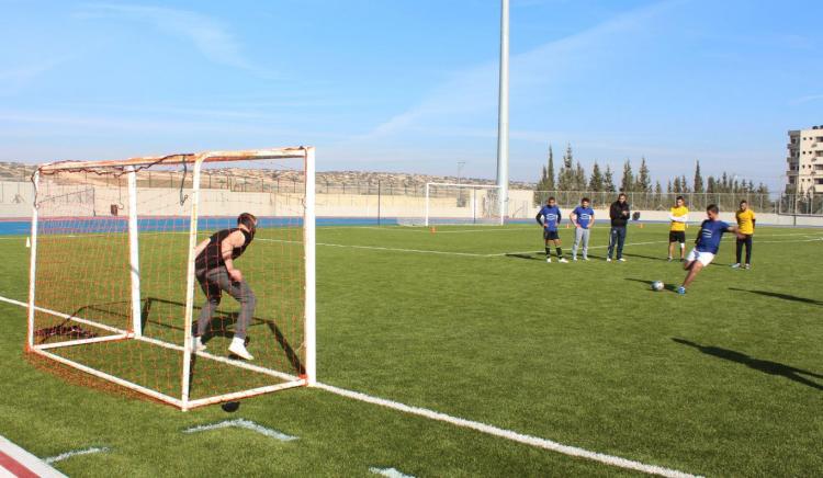 جانب من المباريات في بطولة الجامعة لسباعيات كرة القدم