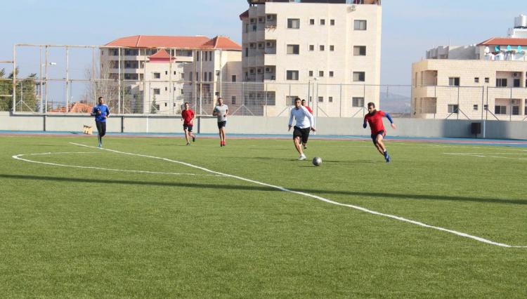 جانب من المباريات في بطولة الجامعة لسباعيات كرة القدم